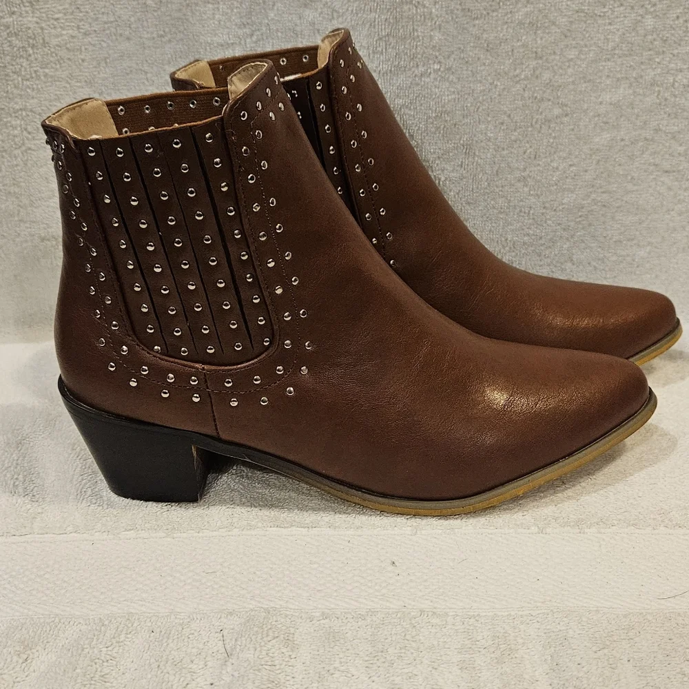 CHASE & CHLOE ANKLE BOOTS